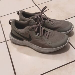 Nike React Miler in Olive Green And Grey
